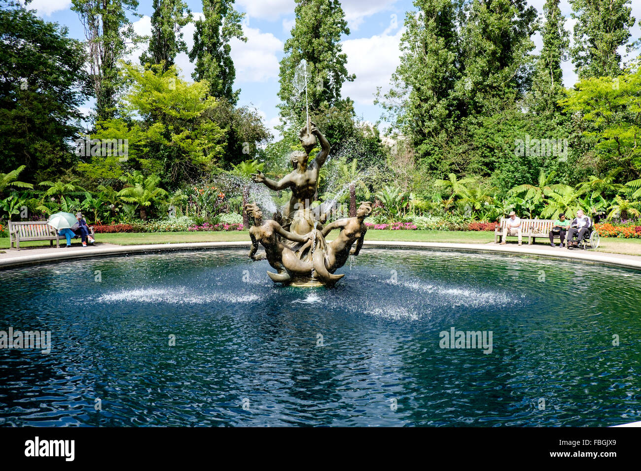 La fontana del Tritone in Queen Mary's Gardens in Regents Park, London, Regno Unito Foto Stock