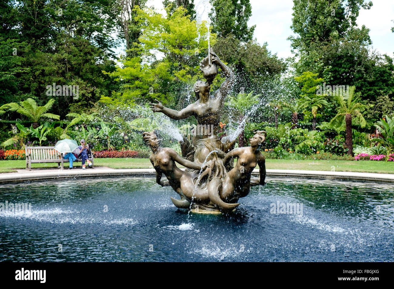 La fontana del Tritone in Queen Mary's Gardens in Regents Park, London, Regno Unito Foto Stock