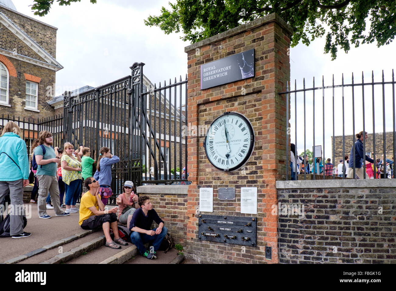 Le persone al di fuori della Royal Observatory, Greenwich, Regno Unito Foto Stock