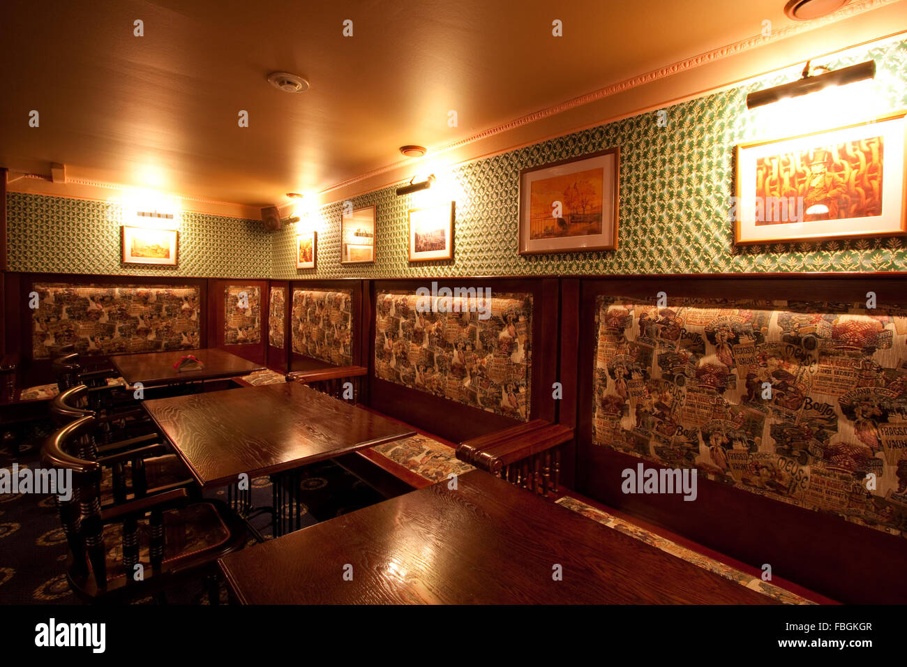 Pub Irlandese. interni con luce artificiale Foto Stock