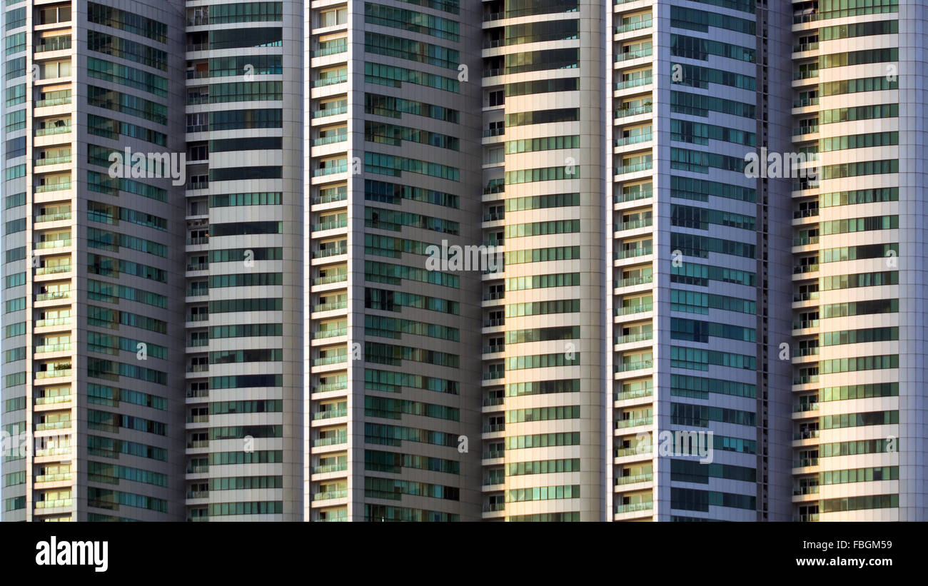 Finestre illuminate in un alto edificio di notte Foto Stock