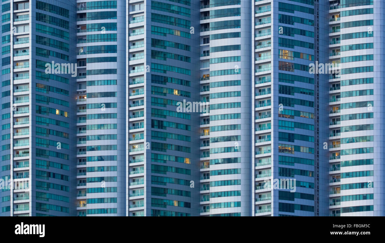 Finestre illuminate in un alto edificio di notte Foto Stock