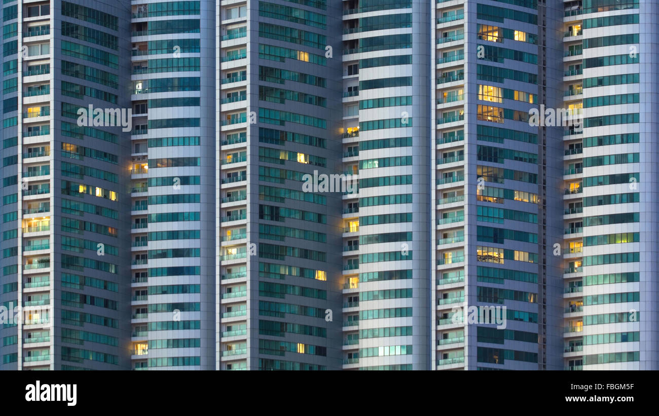 Finestre illuminate in un alto edificio di notte Foto Stock