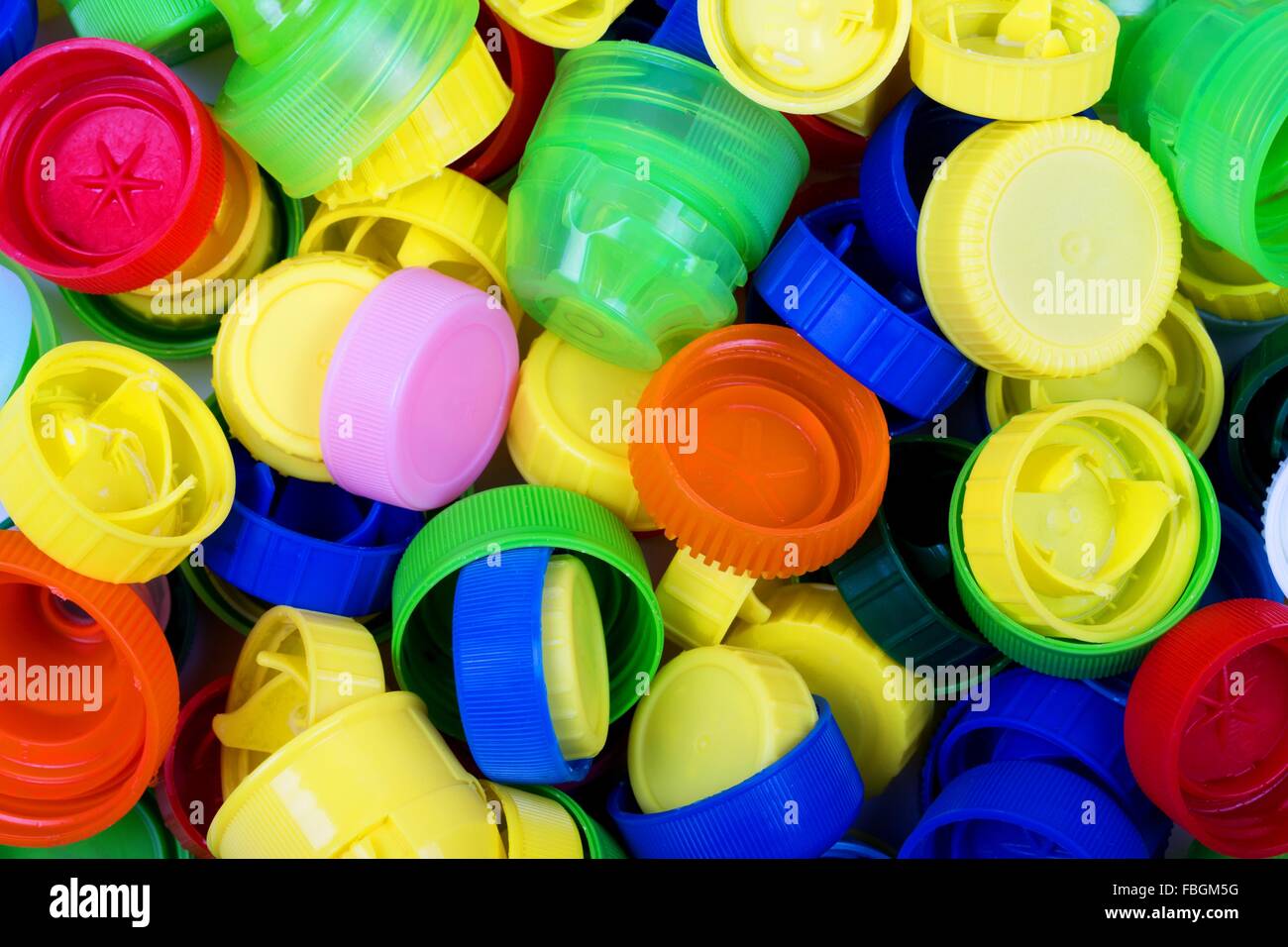 Tappi di plastica dalle bottiglie Foto Stock
