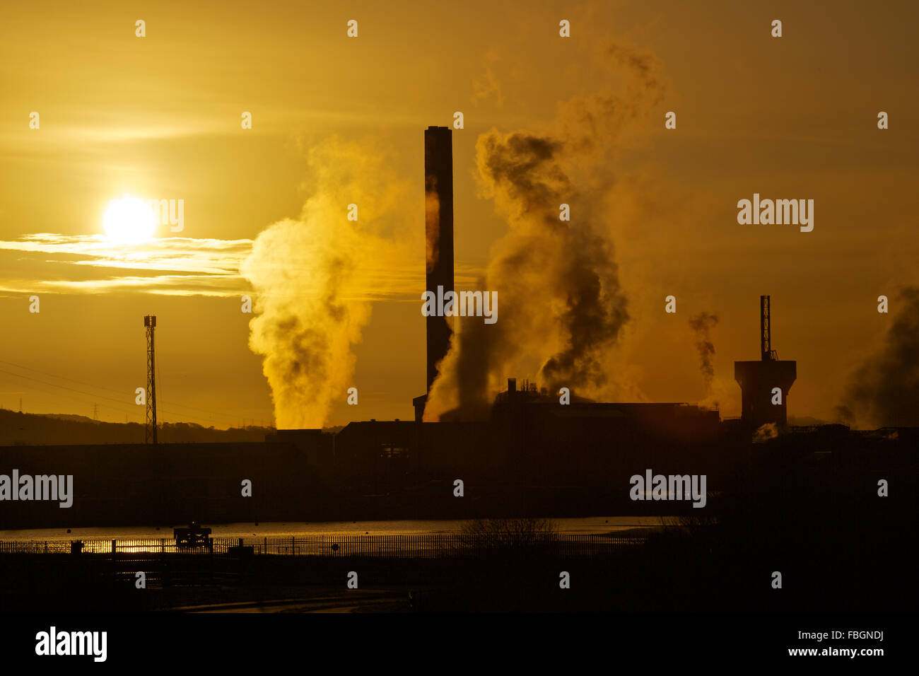 Tata Steel Works, Port Talbot, South Wales, Regno Unito. 16 gennaio 2016. Alba sul Tata Steel Works, Port Talbot, araldi di una difficile settimana in anticipo con la perdita di molti posti di lavoro previsto. Gli annunci sono attesi fin da lunedì fino a 800 lavoratori siderurgici forcasted di perdere il loro posto di lavoro. Credito: Haydn Denman/Alamy Live News Foto Stock