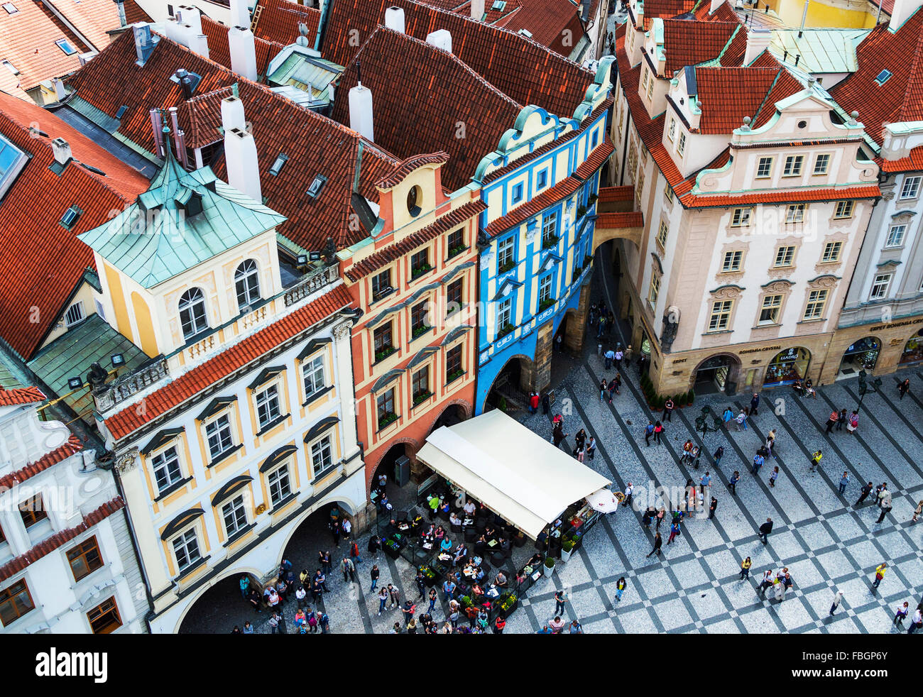 Praga, Repubblica ceca - Maggio 2015: Prague Old Town Square con colorati edifici vecchi e la folla di turisti in Repubblica ceca, v Foto Stock