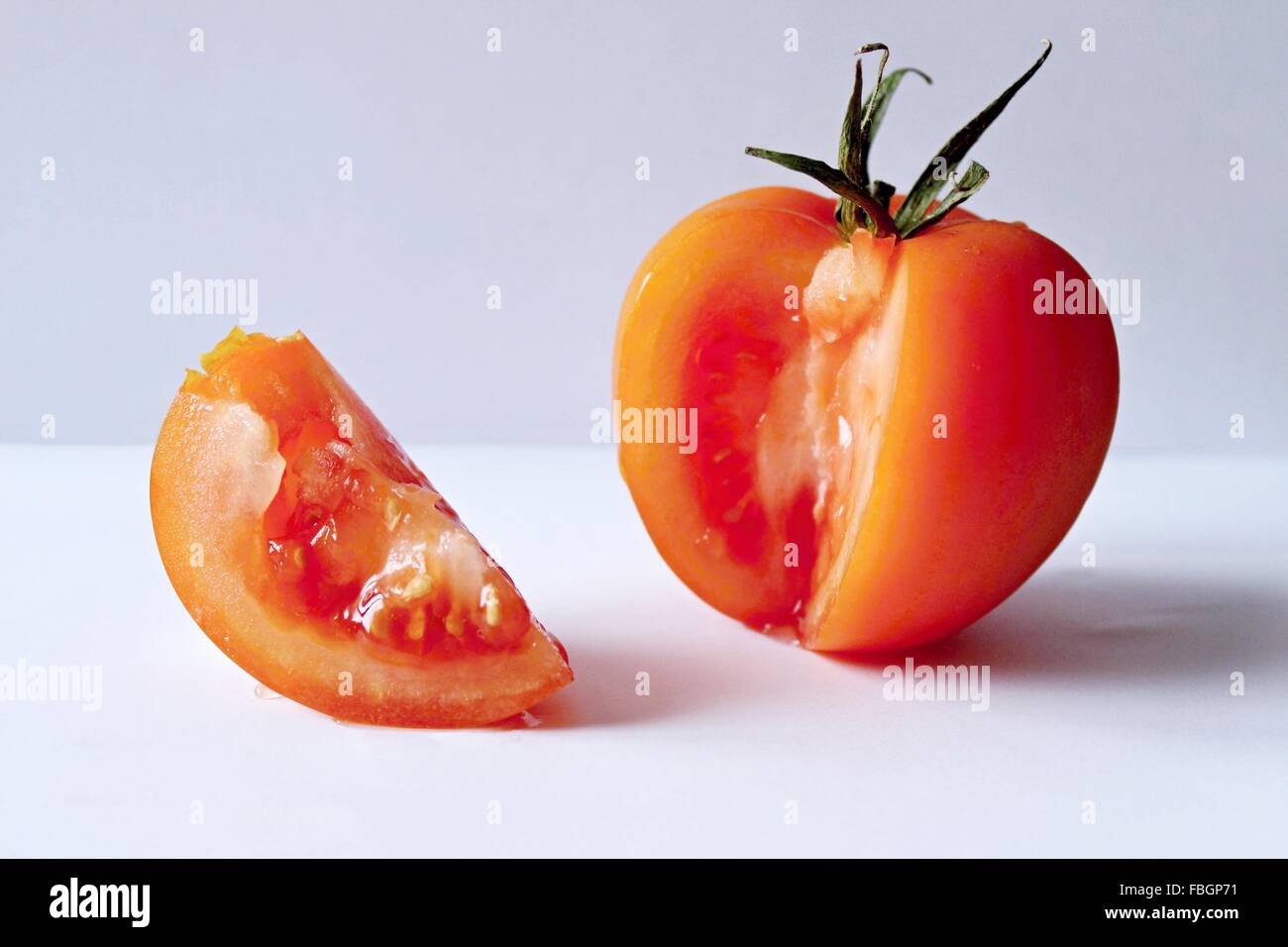 Cibo - il pomodoro e la fetta di pomodoro - bianco grigio Foto Stock