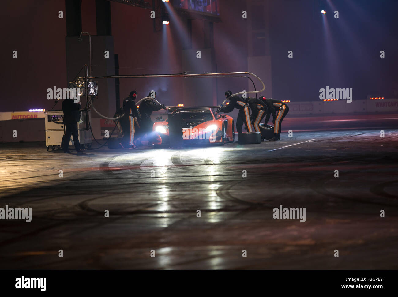 Birmingham, Regno Unito. 16 gennaio, 2016. McLaren 650s a fare alcuni giri e una pratica pitstop in azione Live Arena ad Autosport International al NEC di Birmingham UK Credit: Steven roe/Alamy Live News Foto Stock