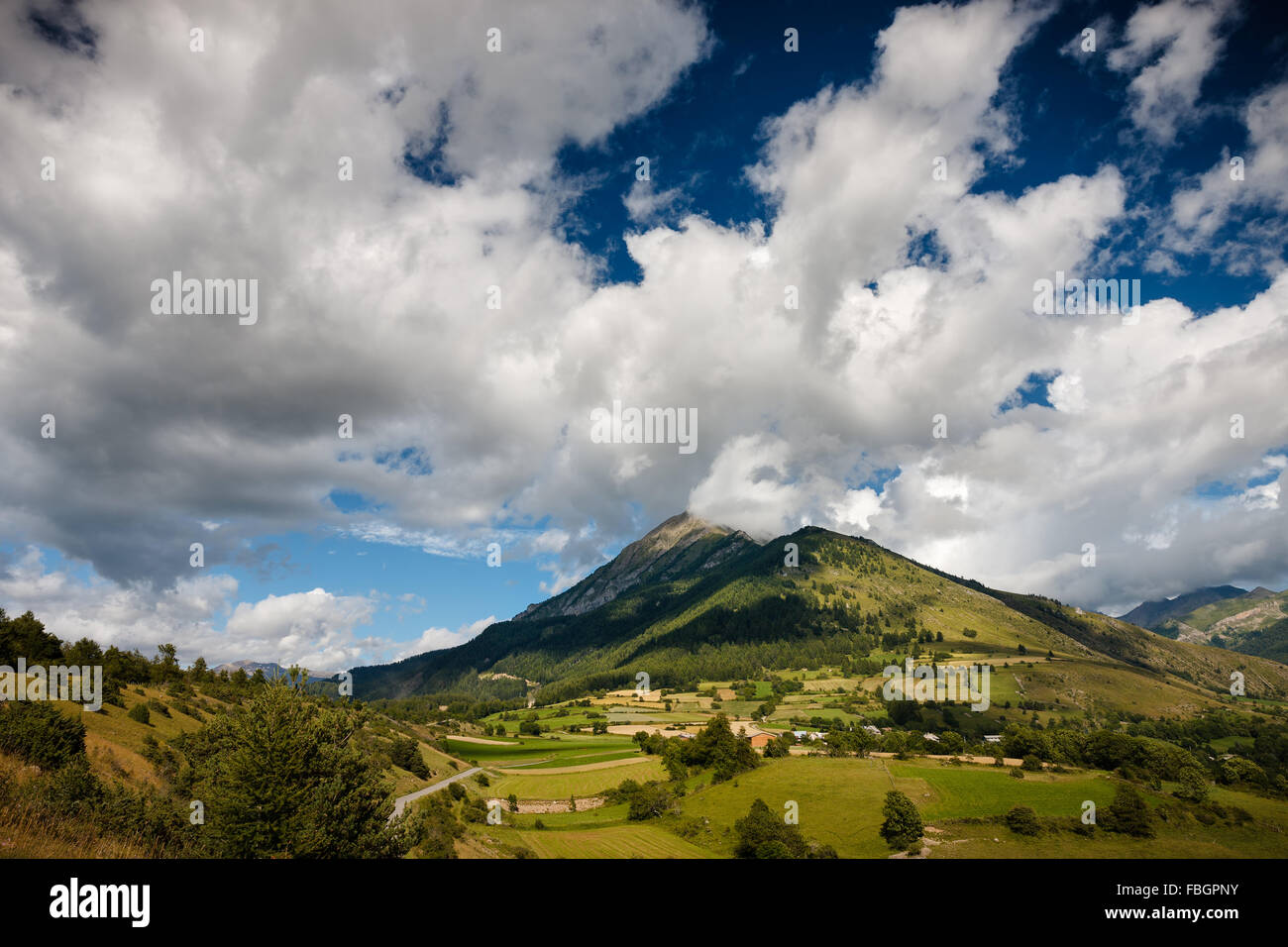 Le montagne del Cuchon e Petite Autane con il villaggio di Les Faix, Champsaur, sulle alpi francesi in estate. Hautes-Alpes Foto Stock