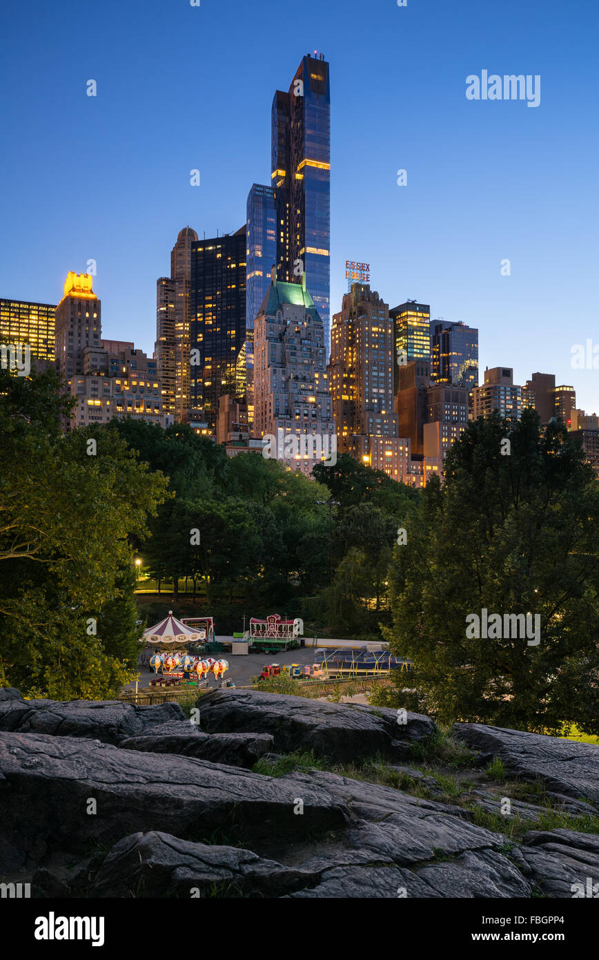 Twilight vista di Central Park South grattacieli compreso uno57, Essex House e il Hampshire House. Manhattan, New York City Foto Stock