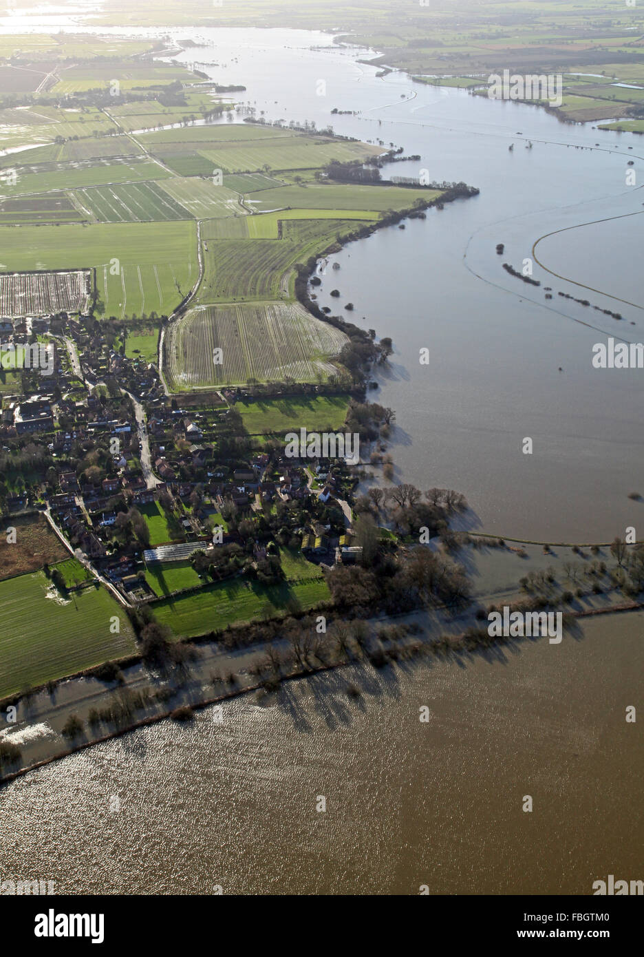 Vista aerea di un villaggio sul bordo di una pianura alluvionale, nello Yorkshire, Regno Unito Foto Stock