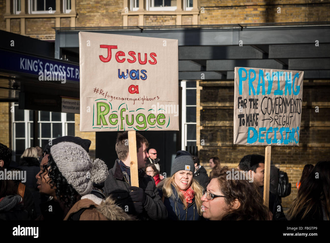 Londra, Regno Unito. 16 gennaio, 2016. Sostegno cristiano gruppo proteste per migranti e dei diritti dei rifugiati al di fuori di King Cross Station Credit: Guy Corbishley/Alamy Live News Foto Stock