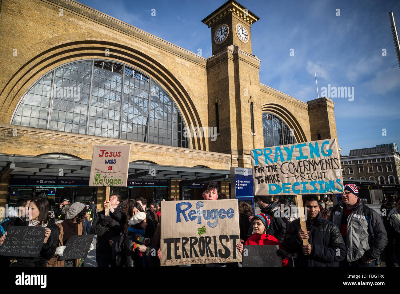Londra, Regno Unito. 16 gennaio, 2016. Sostegno cristiano gruppo proteste per migranti e dei diritti dei rifugiati al di fuori di King Cross Station Credit: Guy Corbishley/Alamy Live News Foto Stock