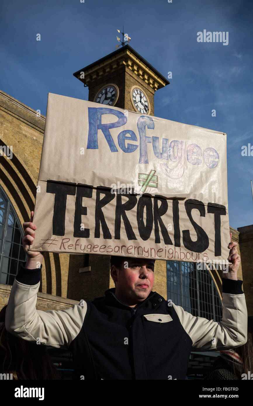 Londra, Regno Unito. 16 gennaio, 2016. Sostegno cristiano gruppo proteste per migranti e dei diritti dei rifugiati al di fuori di King Cross Station Credit: Guy Corbishley/Alamy Live News Foto Stock