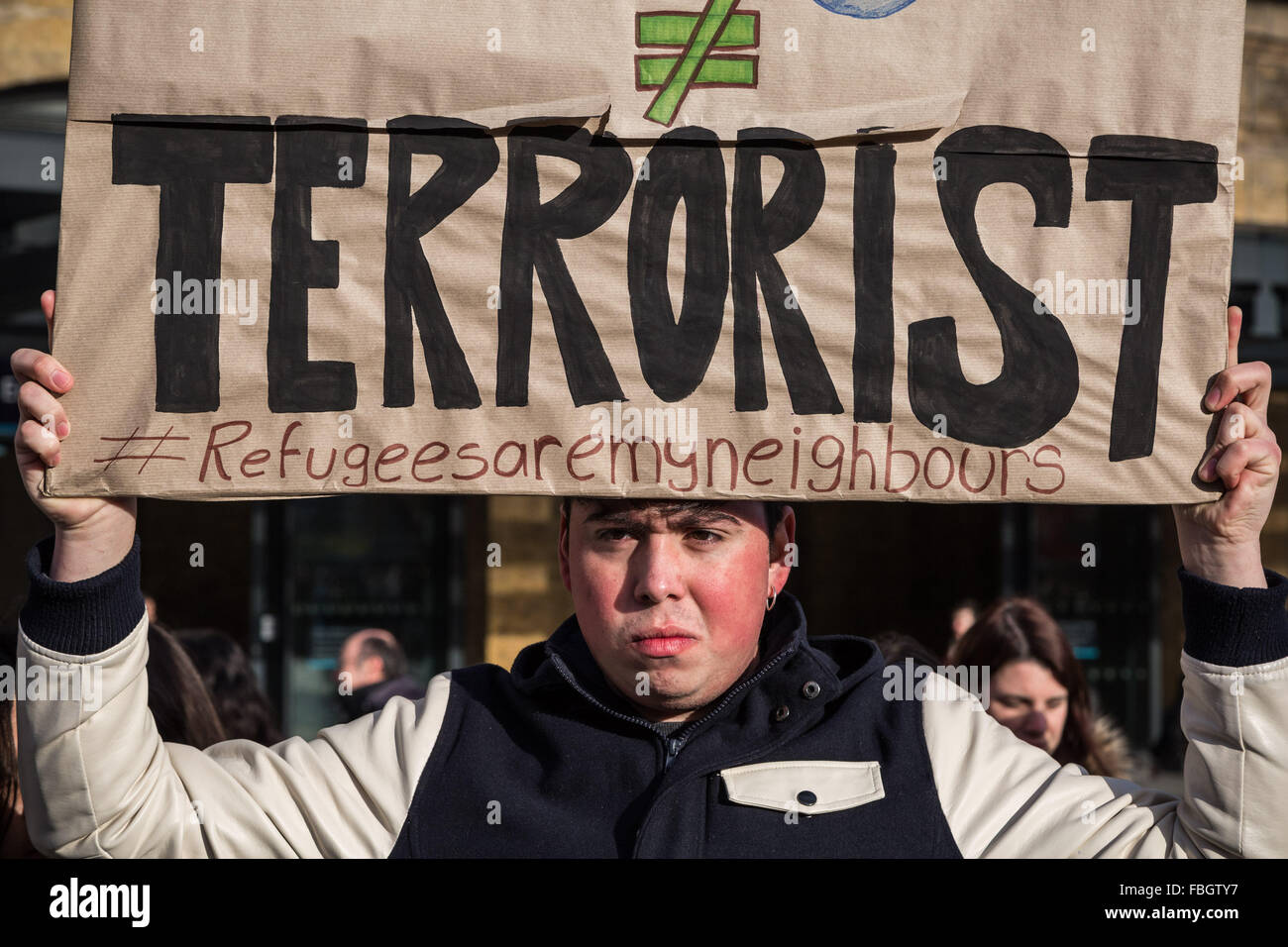 Londra, Regno Unito. 16 gennaio, 2016. Sostegno cristiano gruppo proteste per migranti e dei diritti dei rifugiati al di fuori di King Cross Station Credit: Guy Corbishley/Alamy Live News Foto Stock