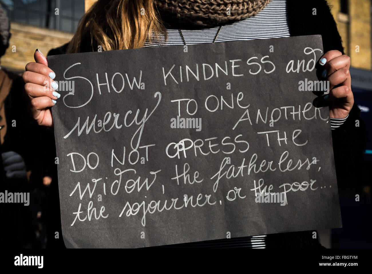 Londra, Regno Unito. 16 gennaio, 2016. Sostegno cristiano gruppo proteste per migranti e dei diritti dei rifugiati al di fuori di King Cross Station Credit: Guy Corbishley/Alamy Live News Foto Stock