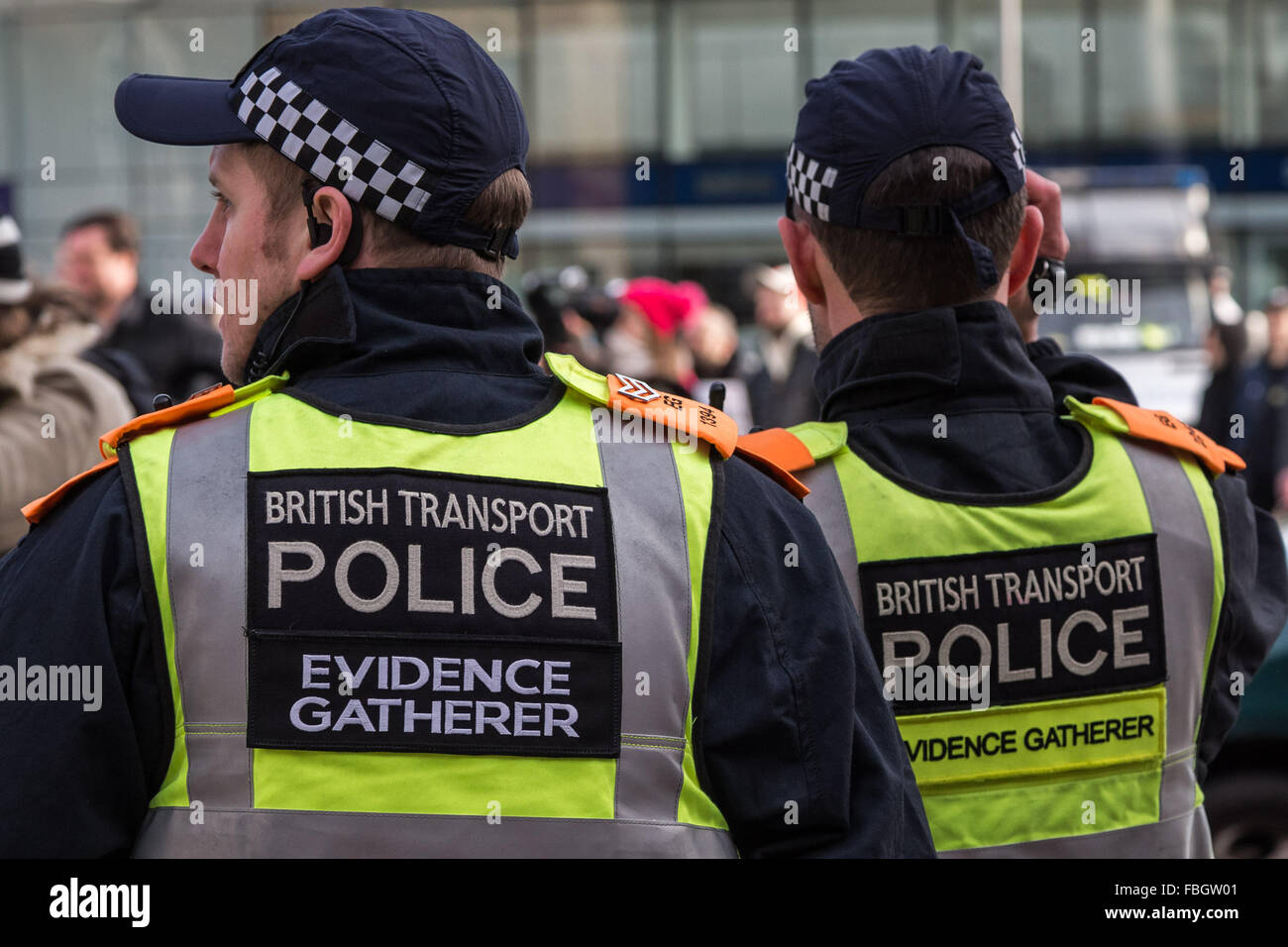 Londra, Regno Unito. 16 gennaio, 2016. British Transport Police prova unità di raccolta guardia di manifestanti fuori stazione di King Cross a Londra, Regno Unito. Credito: Guy Corbishley/Alamy Live News Foto Stock
