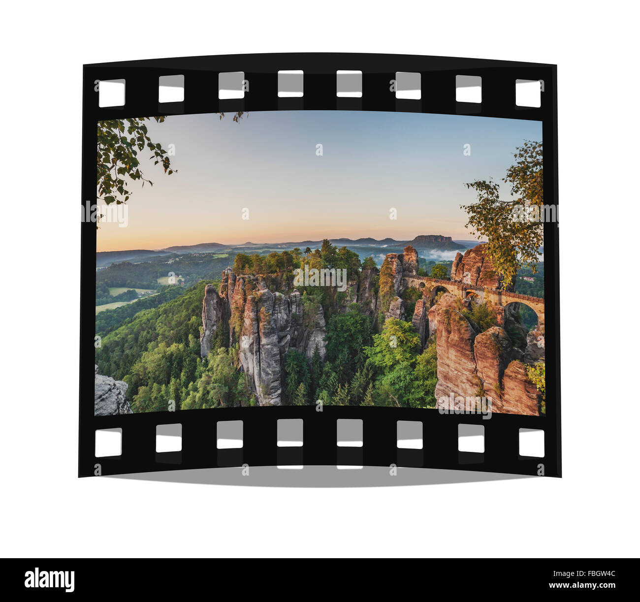 Formazione di roccia Bastei (Bastion) e Table Mountain Lilienstein, Lohmen, Svizzera Sassone vicino a Dresda, Sassonia, Germania, Europa Foto Stock