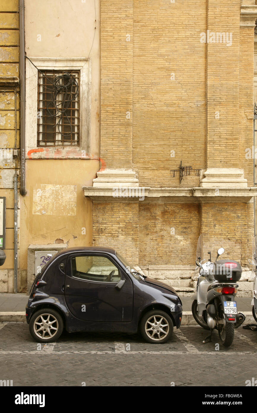 Town Life Ginevra 505cc microcar parcheggiato nella strada laterale in Roma, Italia. Foto Stock