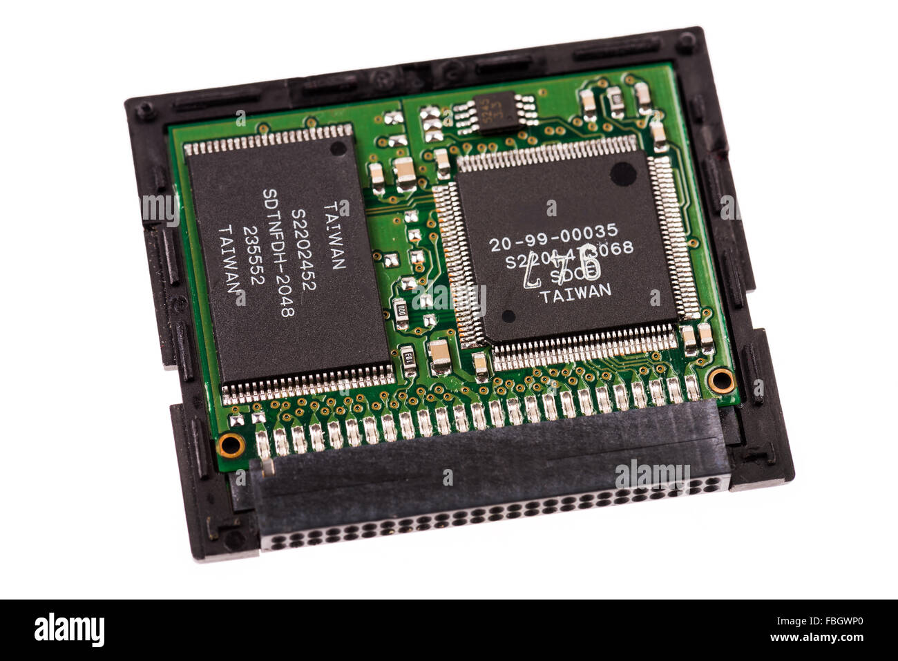 Esaminare la CF scheda CompactFlash, all'interno, foto, fotografia digitale, salvare i supporti di memorizzazione, card, memory card, dati ritaglio, cop Foto Stock