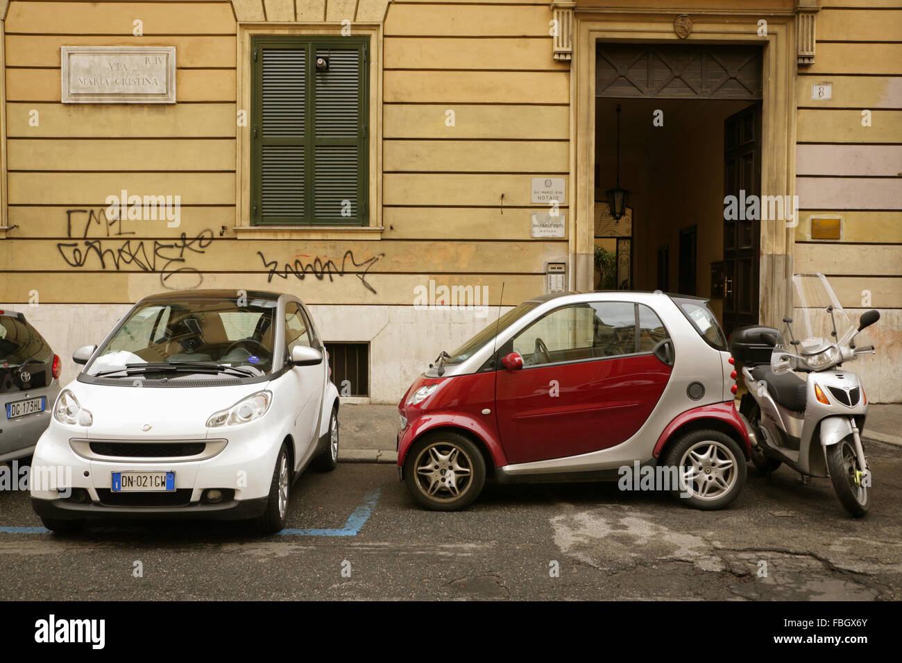 Smart automobili parcheggiate nella strada laterale in Roma, Italia. Foto Stock