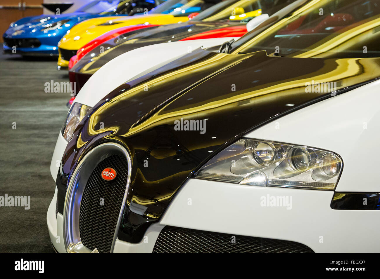 Detroit, Michigan - Un 2006 Bugatti Veyron tra una raccolta di ultra-auto di lusso sul display durante la Detroit Auto Show. Foto Stock