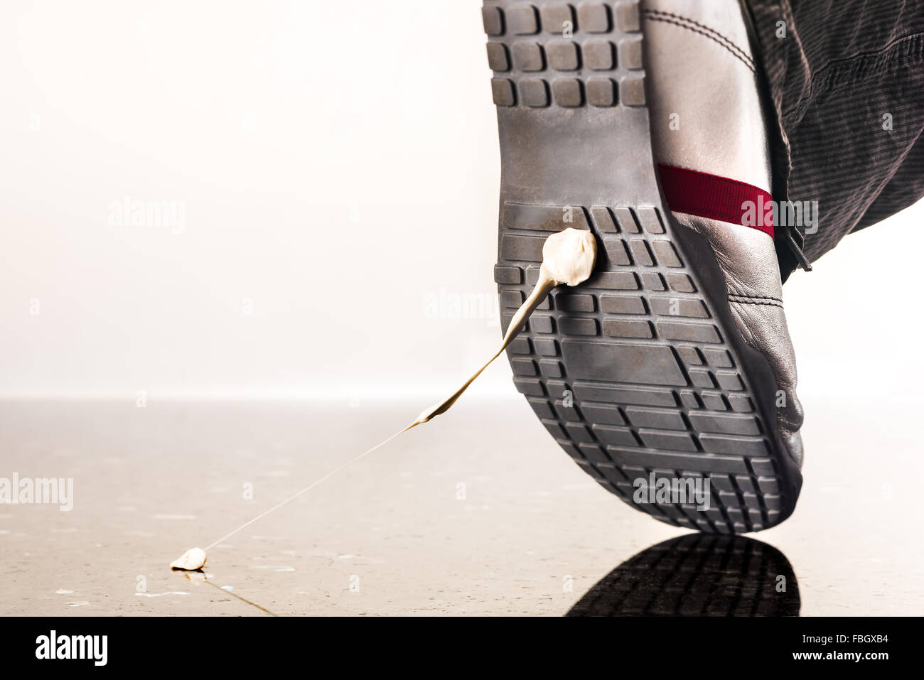 La gomma da masticare sul pattino di calci, merda, damn, inconveniente fastidioso, rifiuti di gomma, stick, stick, studio di produzione. calzatura, gomma, Foto Stock