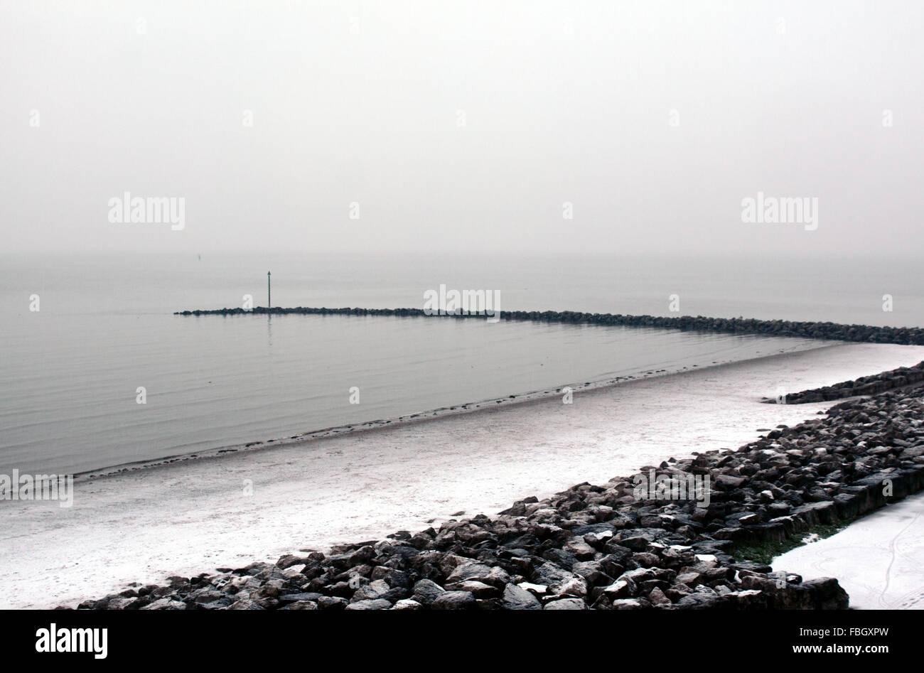 Morecambe, Lancashire, Regno Unito, 16 gennaio, 2016. Sabato pomeriggio alta marea incontra la neve sulla spiaggia. Regno Unito Previsioni meteo continua ad essere freddo con il ghiaccio e la brina. Credito: David Billinge/Alamy Live News Foto Stock