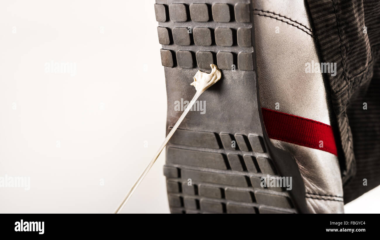 La gomma da masticare sul pattino di calci, merda, damn, inconveniente fastidioso, rifiuti di gomma, stick, stick, studio di produzione. calzatura, gomma, Foto Stock