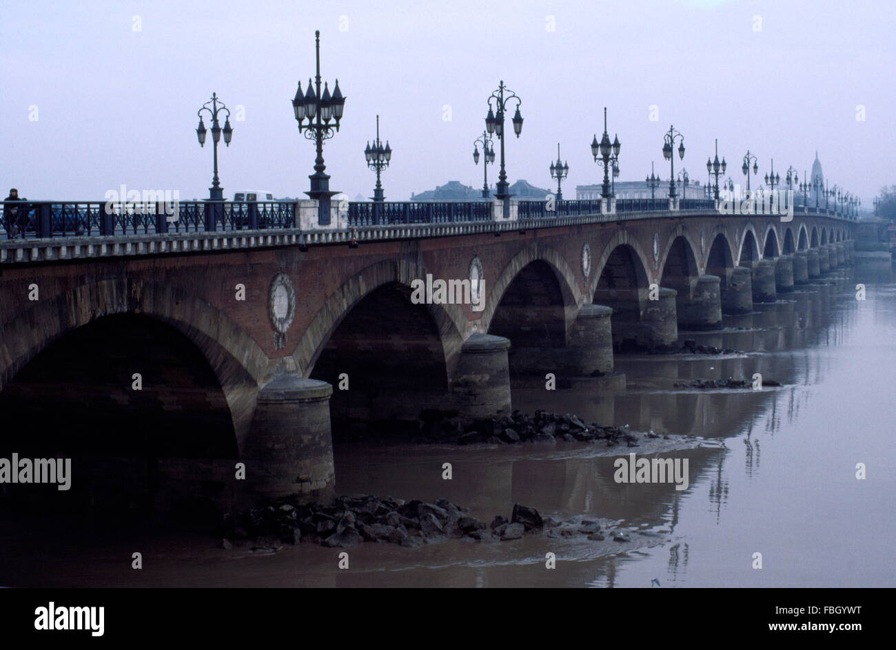 AJAXNETPHOTO. BORDEAUX, Francia. - Ponte di pietra - il Pont de Pierre, o il ponte di pietra, attraversando il fiume Garonne dalla città alla Bastide sobborgo. Foto:JONATHAN EASTLAND/AJAX REF:920177 Foto Stock