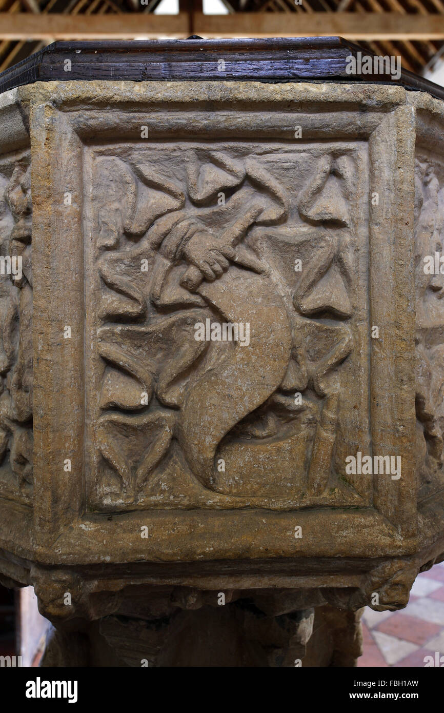 font 14th century. West Face raffigurante la Mano di Dio che punta ai nomi nel libro della vita, St Michael's Church, Irstead, Norfolk Foto Stock