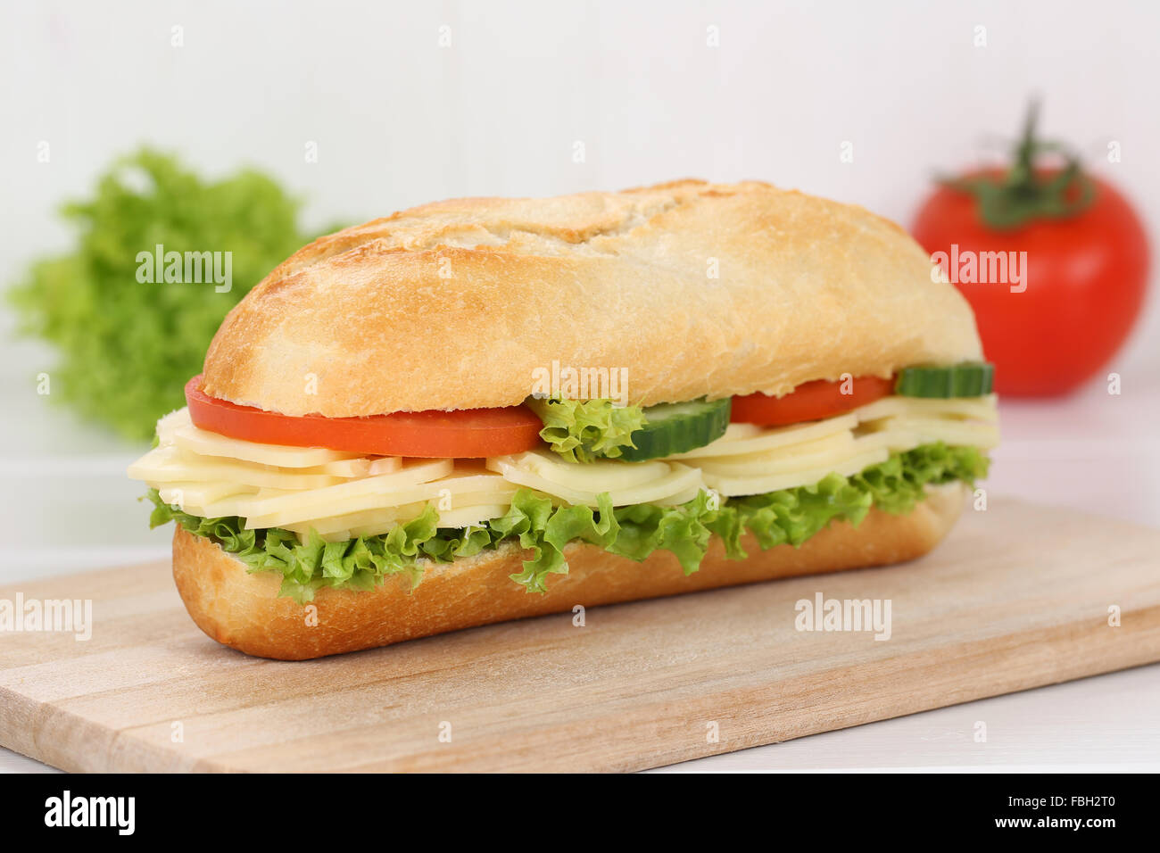 Sub deli sandwich baguette con formaggio, pomodori e lattuga per la prima colazione Foto Stock