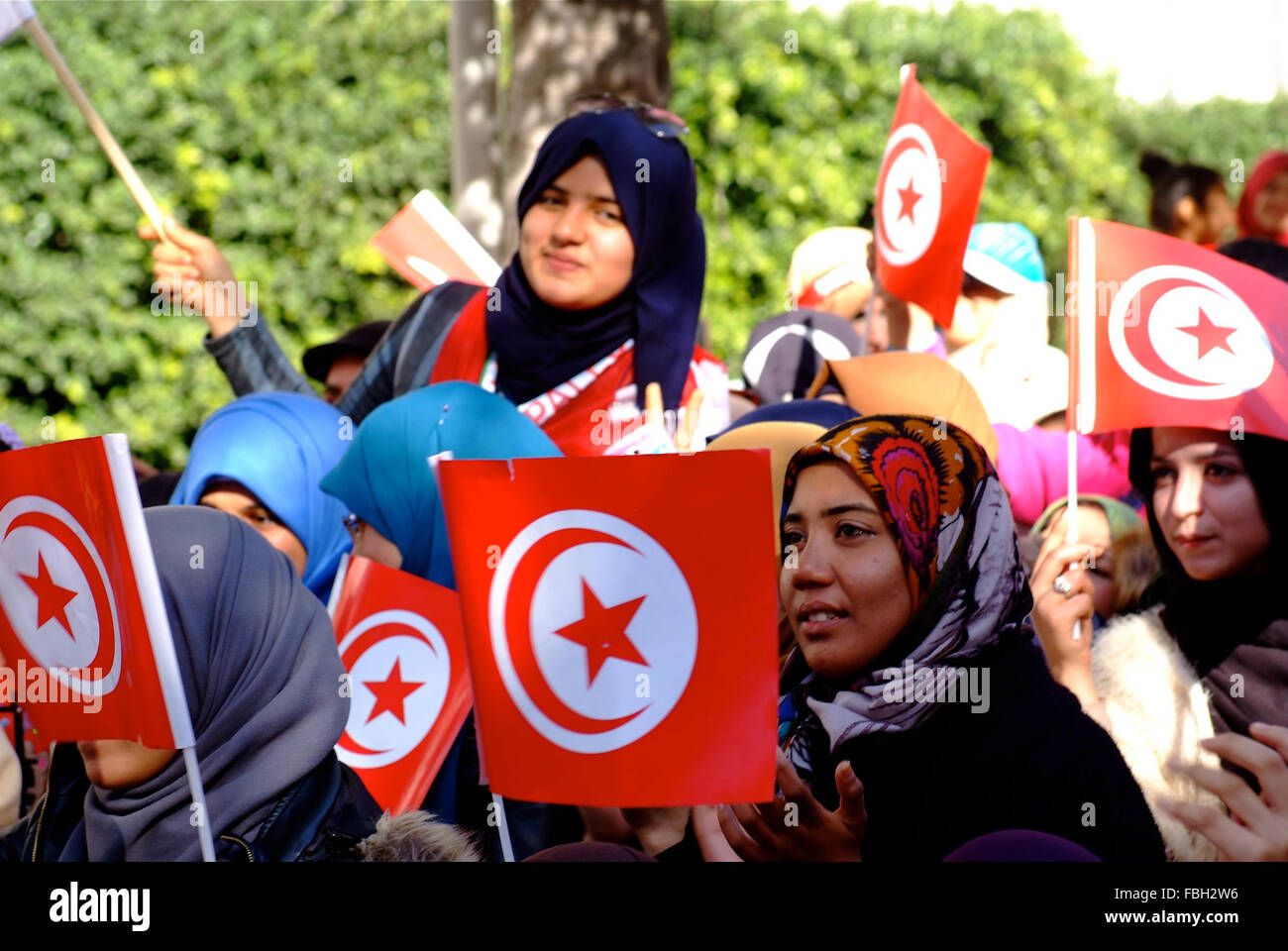 Le donne tunisine wave bandiere nazionali durante la celebrazione del quinto anniversario della Tunisia 2011 rivoluzione, all'Avenue Habib Bourguiba a Tunisi, Tunisia, 14 Gennaio 2016 Foto Stock