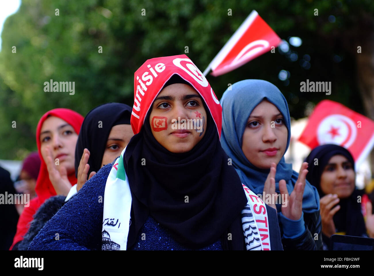 Le donne tunisine wave bandiere nazionali durante la celebrazione del quinto anniversario della Tunisia 2011 rivoluzione, all'Avenue Habib Bourguiba a Tunisi, Tunisia, 14 Gennaio 2016 Foto Stock