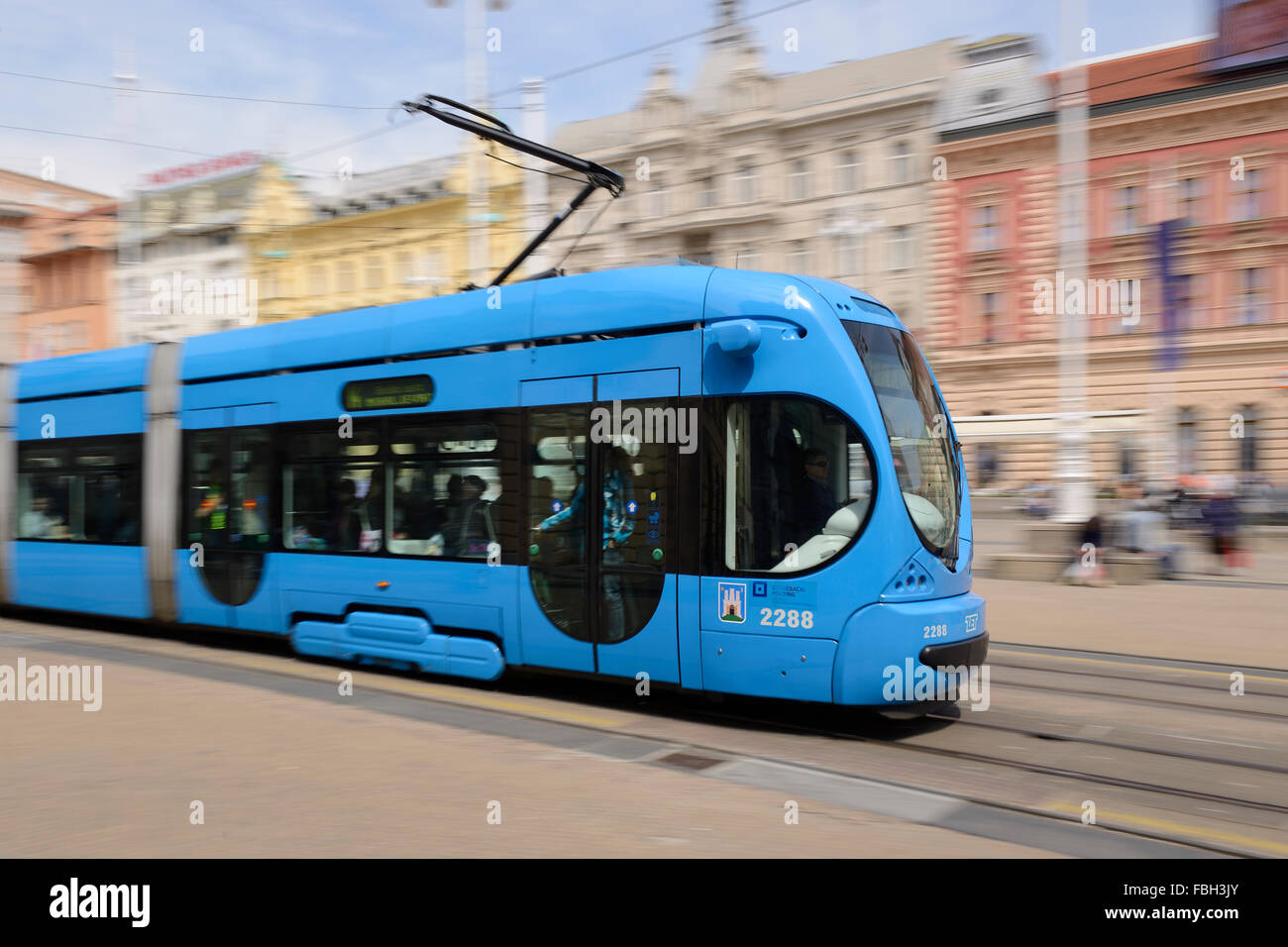 Il tram in Ban Jelacic Square, il centro della città di Zagabria, Croazia. Foto Stock