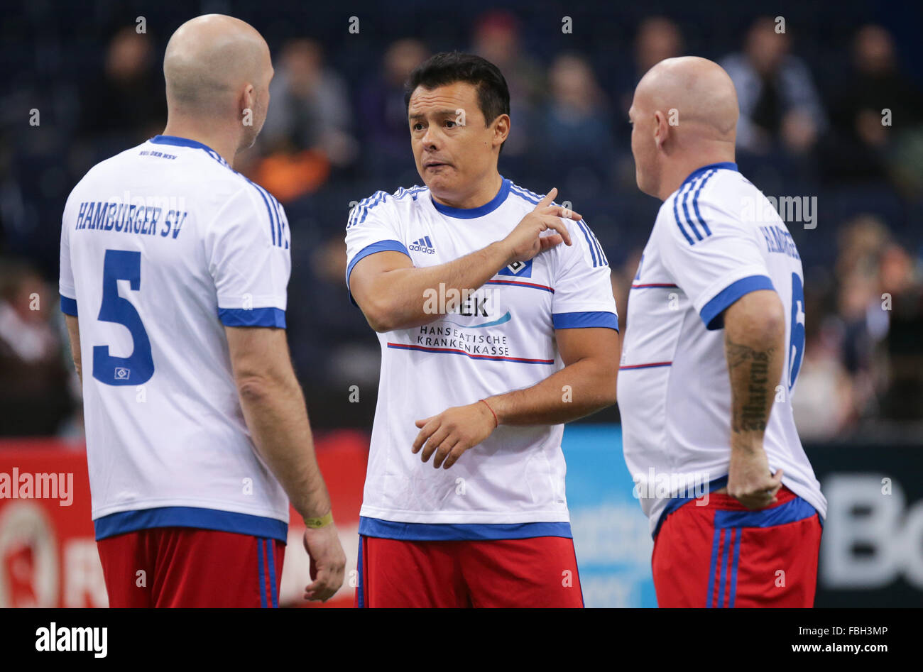 Amburgo, Germania. 16 gennaio, 2016. Amburgo Stefan Schnoor (L-R), Rodolfo Cardoso e Stig Toefting parlare prima della partita presso il 'Hero Cup' torneo al coperto con le stelle da Hamburger SV, FC St Pauli, Werder Brema, FC Barcelona, Real Madrid e Sheffield FC in Barclaycard Arena di Amburgo, Germania, 16 gennaio 2016. Foto: Axel HEIMKEN/dpa/Alamy Live News Foto Stock