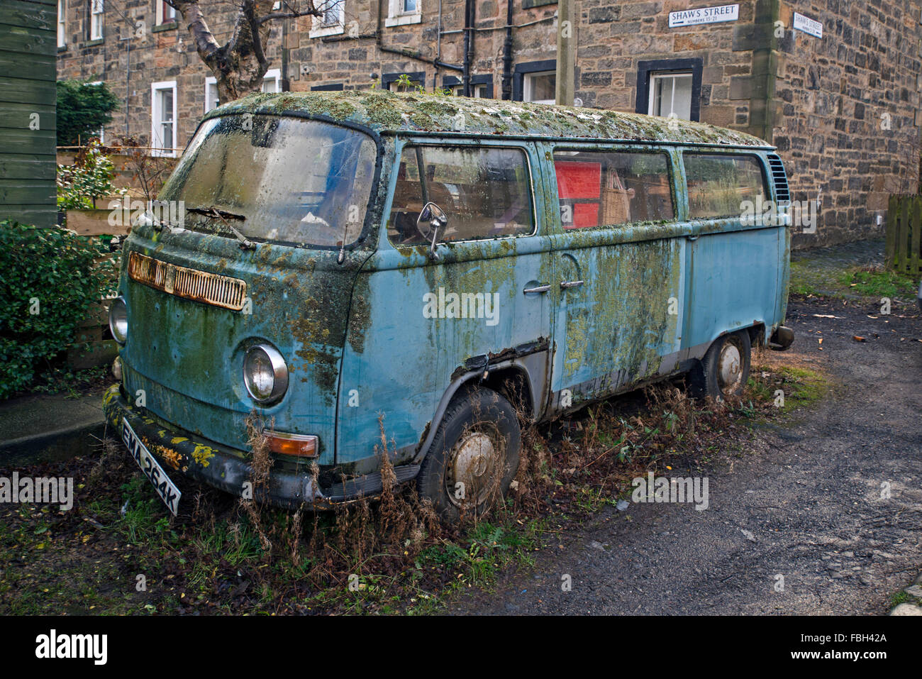 Abbandonata la Volkswagen van su una tranquilla strada secondaria a Edimburgo, Scozia. Foto Stock