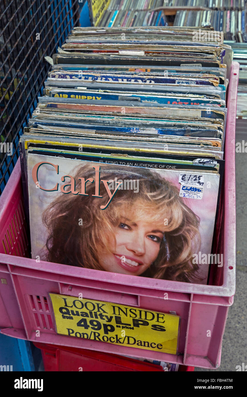 Un Carly Simon LP in una scatola di dischi in vinile al di fuori di un record di anticaglie shop a Edimburgo, Scozia. Foto Stock
