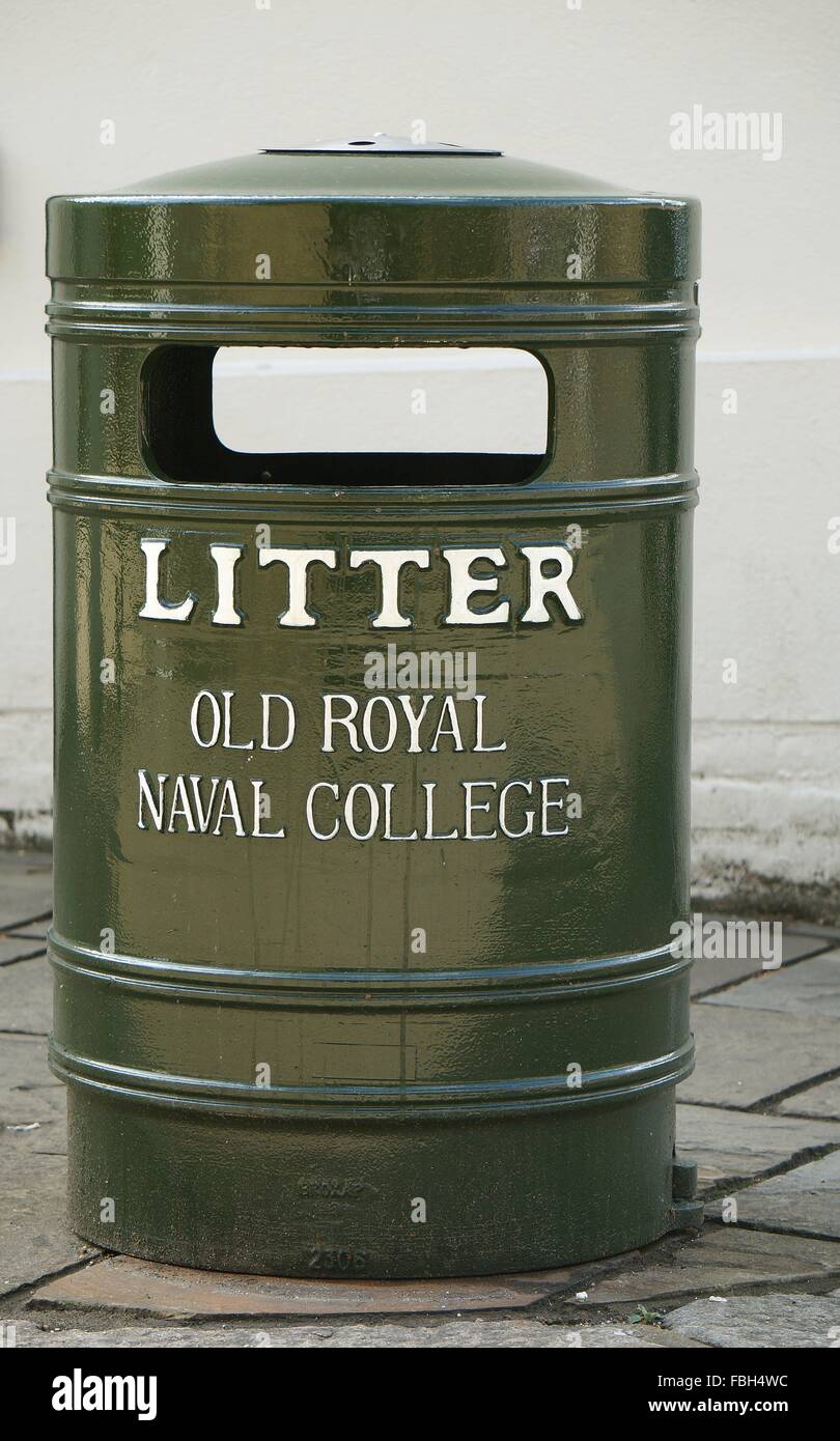 Cestino fuori dall'Old Royal Naval College nell'area di Greenwich della città di Londra Inghilterra GB UK 2015 Foto Stock