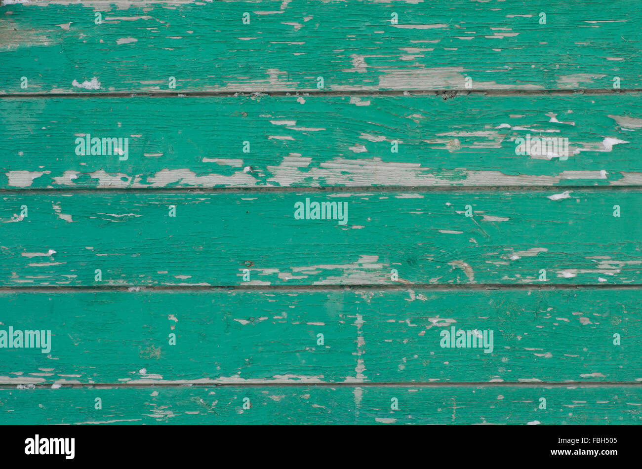 Vecchio weathered verniciato di verde parete in legno Foto Stock