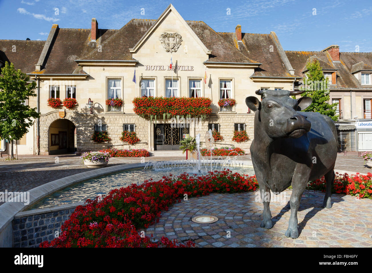 Hôtel de Ville e la scultura di mucca 'Ratisfaite', Vimoutiers, Normandia Foto Stock