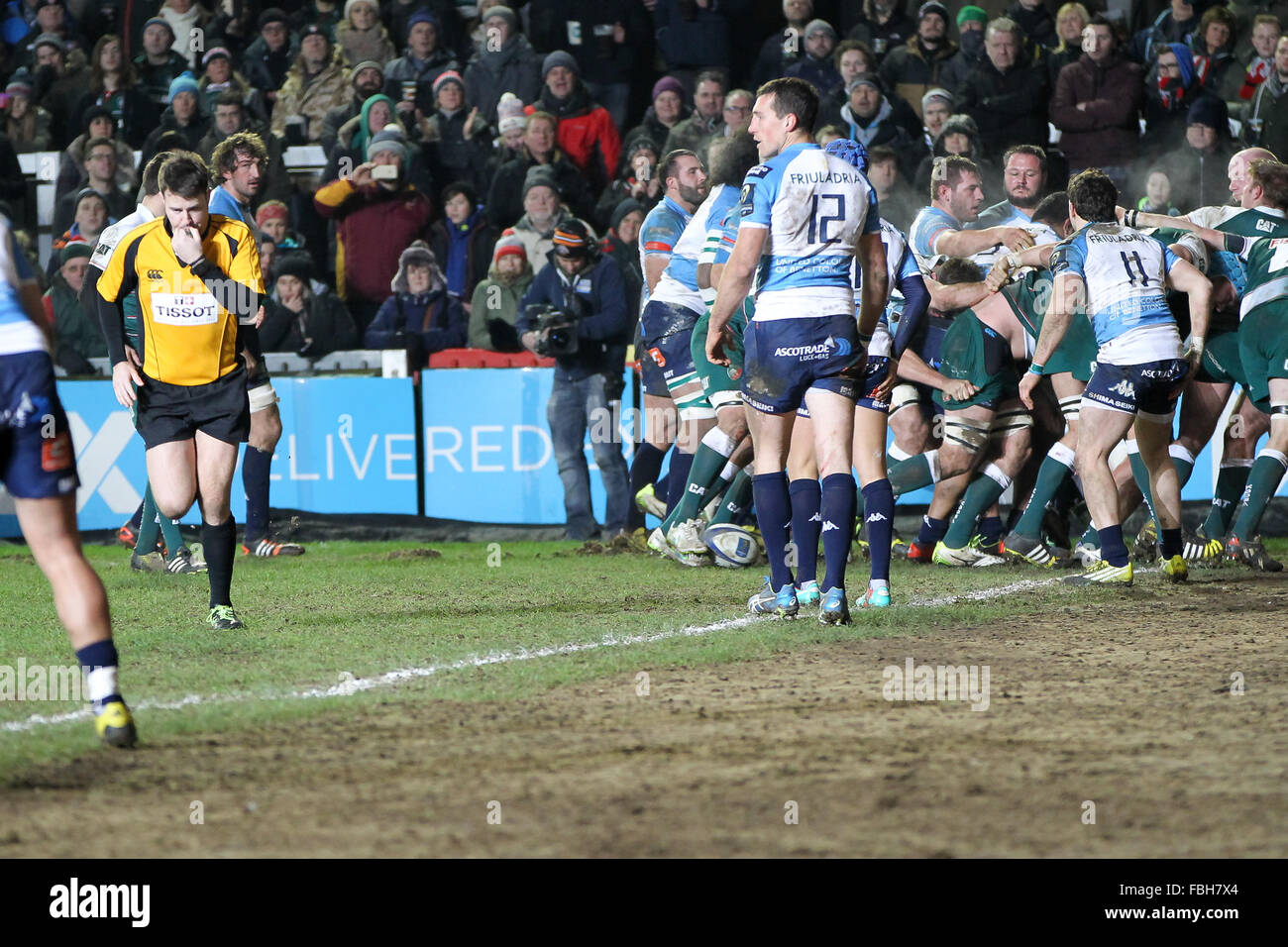 Welford Road, Leicester, Regno Unito. 16 gennaio, 2016. European Champions Cup. Leicester Tigers rispetto a Treviso. Arbitro Ben Whitehouse awards tigers theirvsecond provare per ripetute infrazioni da mischia da Treviso in avanti. Credito: Azione Sport Plus/Alamy Live News Foto Stock