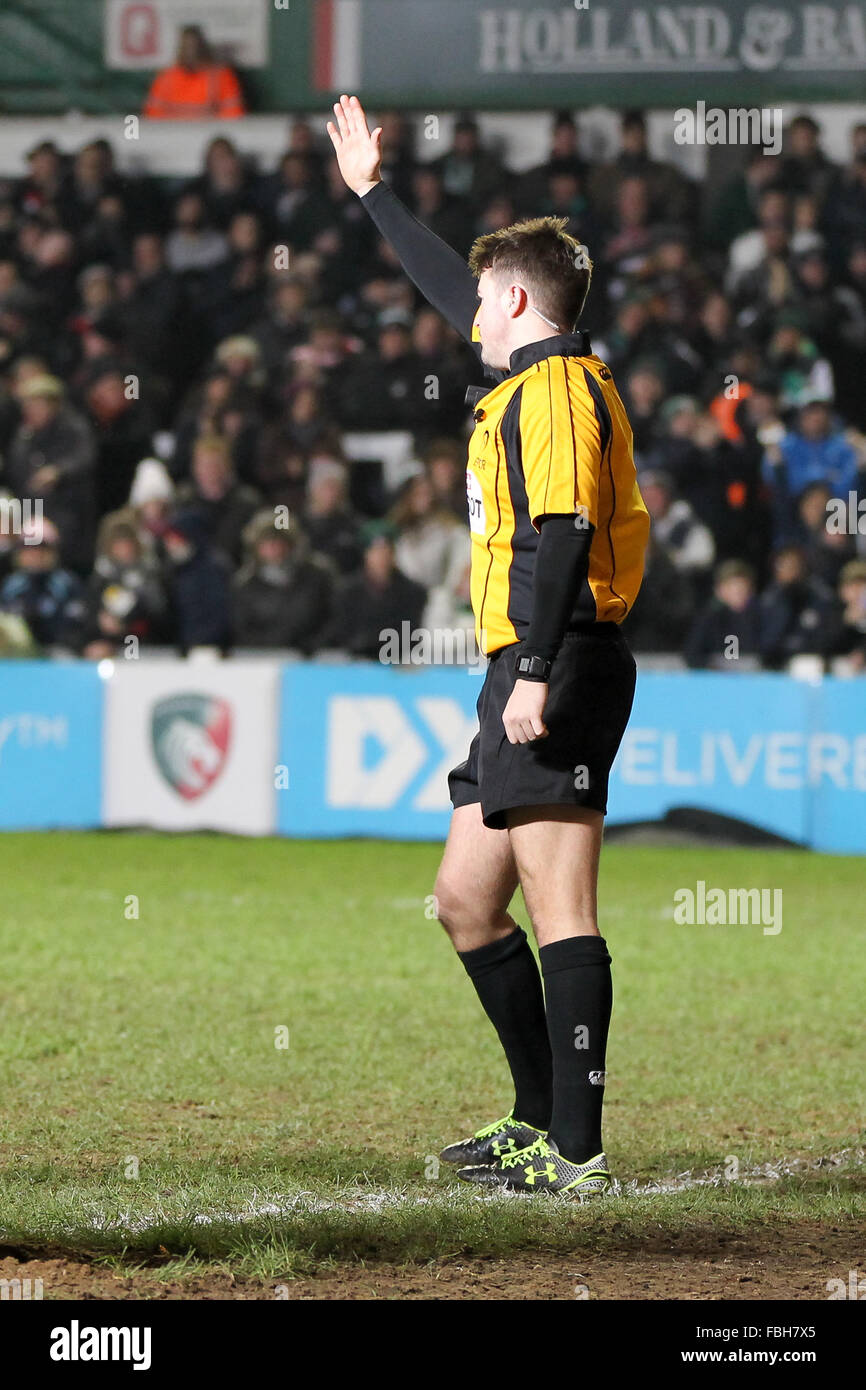 Welford Road, Leicester, Regno Unito. 16 gennaio, 2016. European Champions Cup. Leicester Tigers rispetto a Treviso. Arbitro Ben Whitehouse awards tigri la loro seconda prova per ripetute infrazioni da mischia da Treviso in avanti. Credito: Azione Sport Plus/Alamy Live News Foto Stock