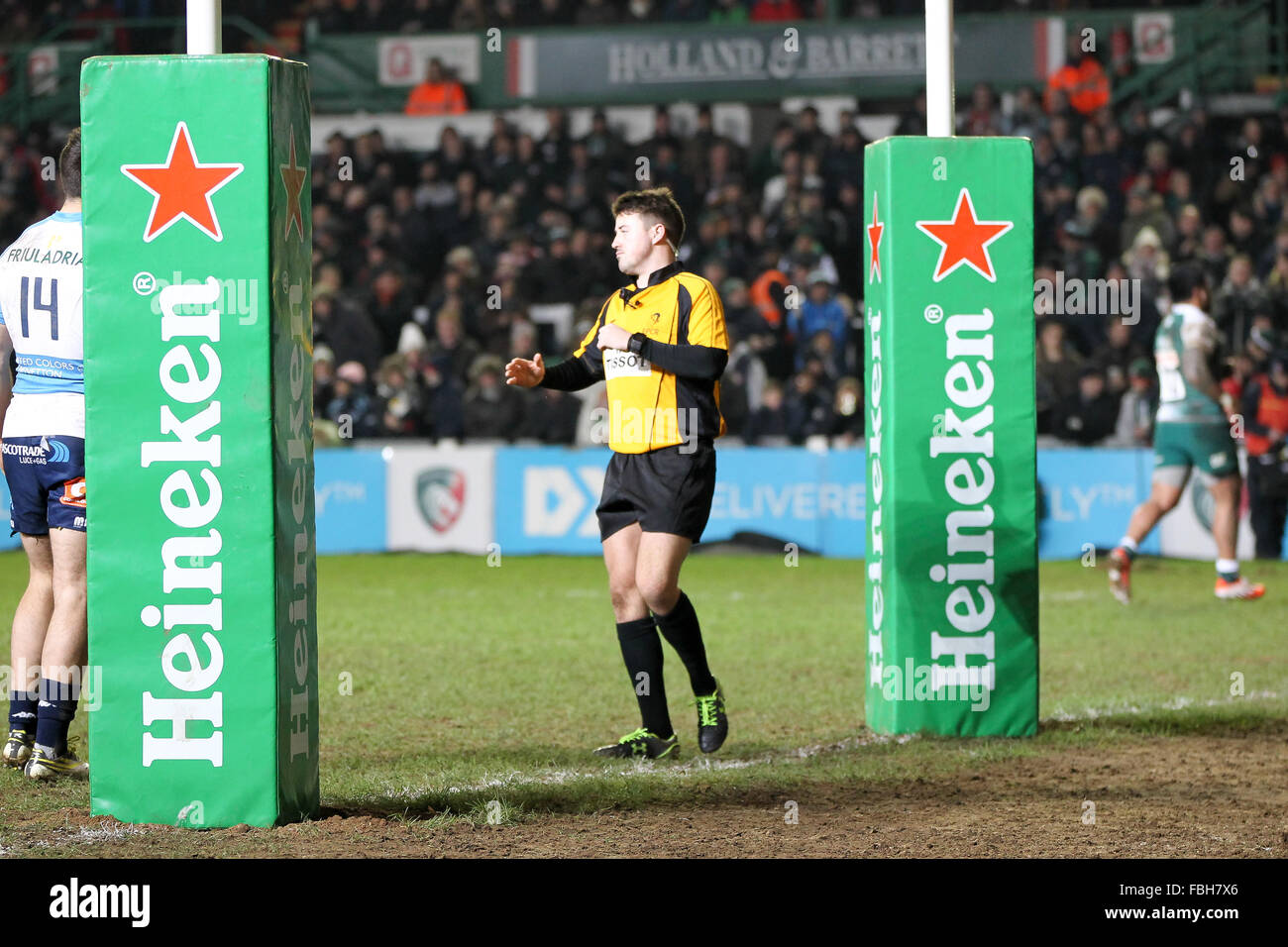 Welford Road, Leicester, Regno Unito. 16 gennaio, 2016. European Champions Cup. Leicester Tigers rispetto a Treviso. Arbitro Ben Whitehouse awards tigri la loro seconda prova per ripetute infrazioni da mischia da Treviso in avanti. Credito: Azione Sport Plus/Alamy Live News Foto Stock