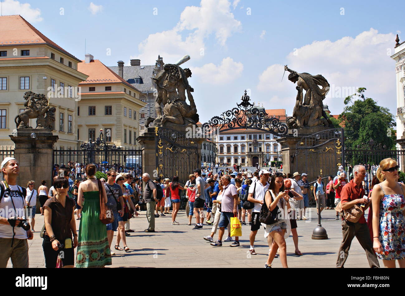 I turisti nel primo cortile del Castello di Praga. Giants' Gate Foto Stock