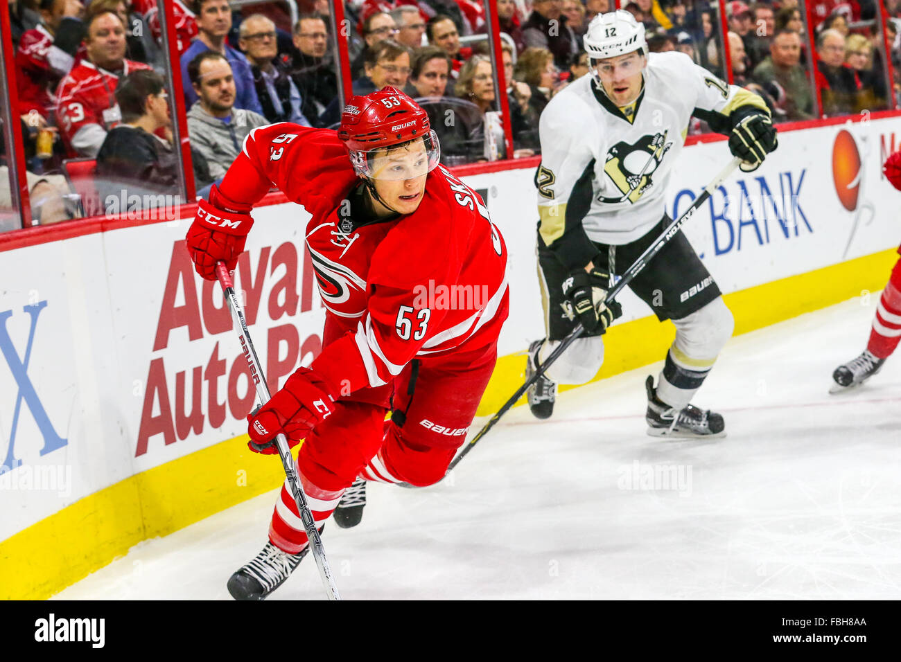 Carolina Hurricanes ala sinistra Jeff Skinner (53) durante il gioco NHL tra i pinguini di Pittsburgh e Carolina Hurricanes al PNC Arena. Foto Stock