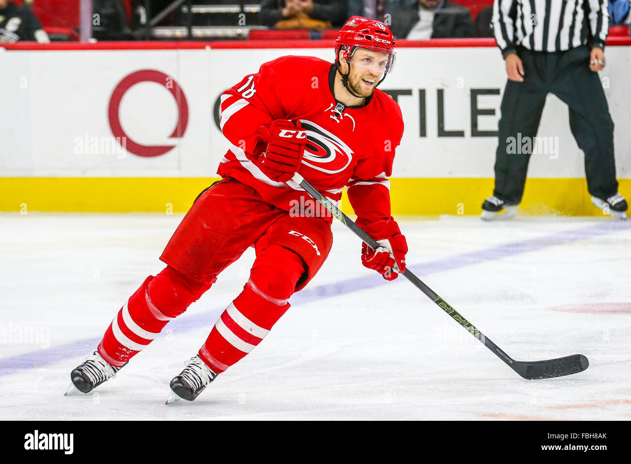 Carolina Hurricanes center Jay McClement (18) durante il gioco NHL tra i pinguini di Pittsburgh e Carolina Hurricanes al PNC Arena. Foto Stock