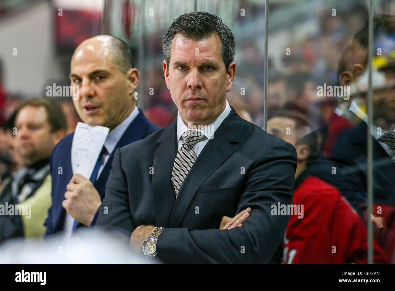 Pittsburgh Penguins capo allenatore Mike Sullivan durante il gioco NHL tra i pinguini di Pittsburgh e Carolina Hurricanes al PNC Arena. Foto Stock