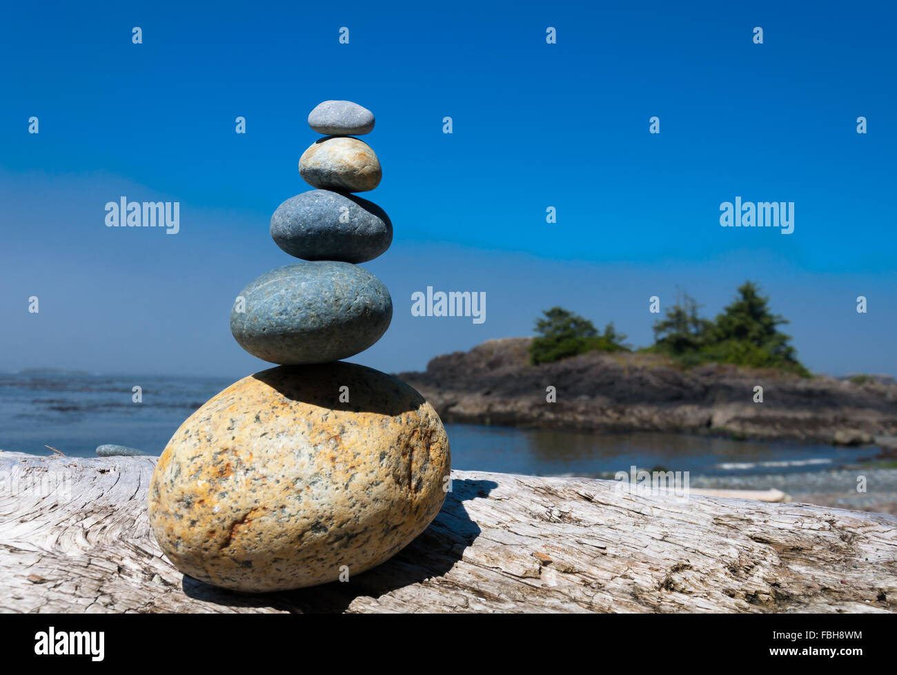 La piramide di pietre sulla spiaggia Foto Stock
