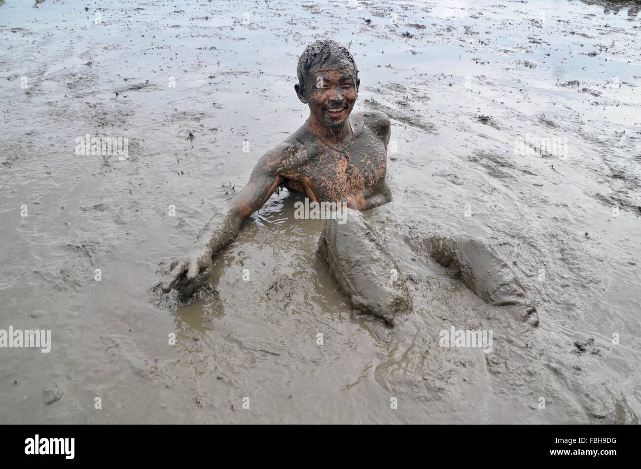 Uomo felice nel fango Foto stock - Alamy